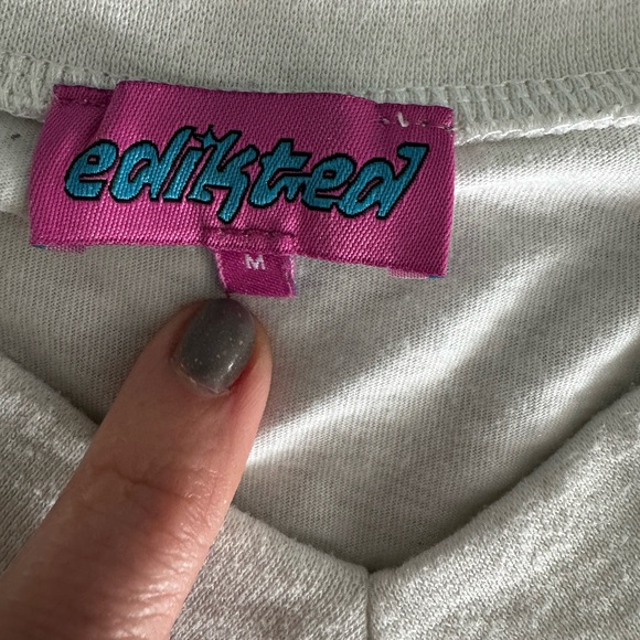 Edikted White Jersey Top with Black Graphic - Picture 5 of 6